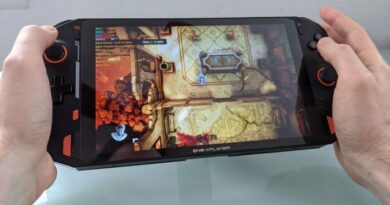 OnexPlayer Gaming PC Handheld comes with a larger screen