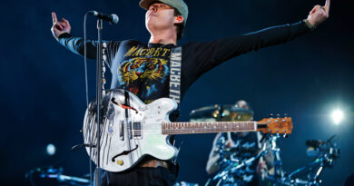 Tom DeLonge Net Worth – Biography, Career, Spouse And More