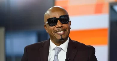 mc hammer peak net worth, what is mc hammer doing now 2021, what is mc hammer doing today, mc hammer wife stephanie fuller, mc hammer investments, how did mc hammer die, mc hammer brother, mc hammer kids,